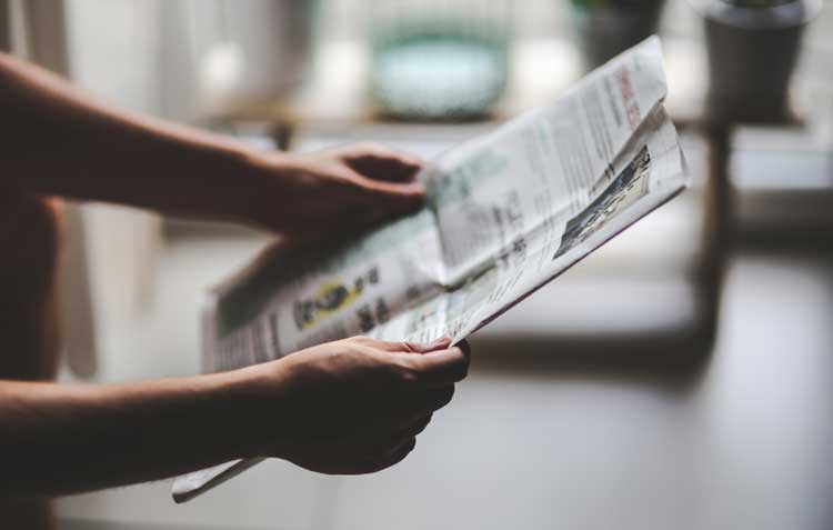 Schone glazen wanden: Ramen wassen met een krant